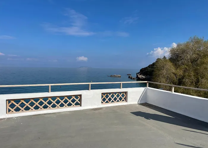 Ammor Houses, Nisida